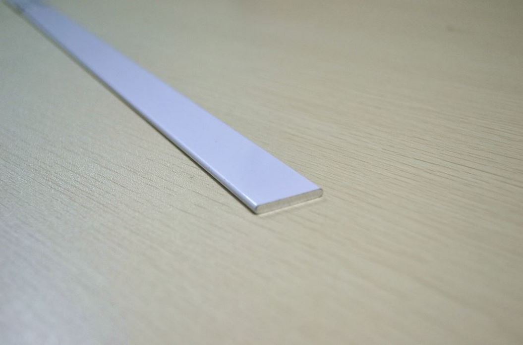 Sezione della piattina in alluminio bianca per tende, con spessore visibile di 4 mm