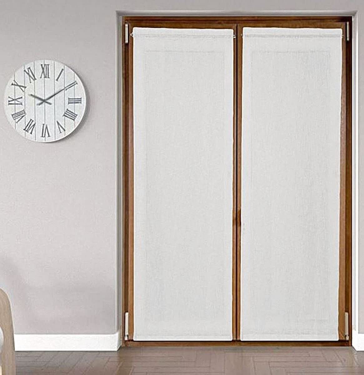 Coppia tende a vetro su portafinestra.