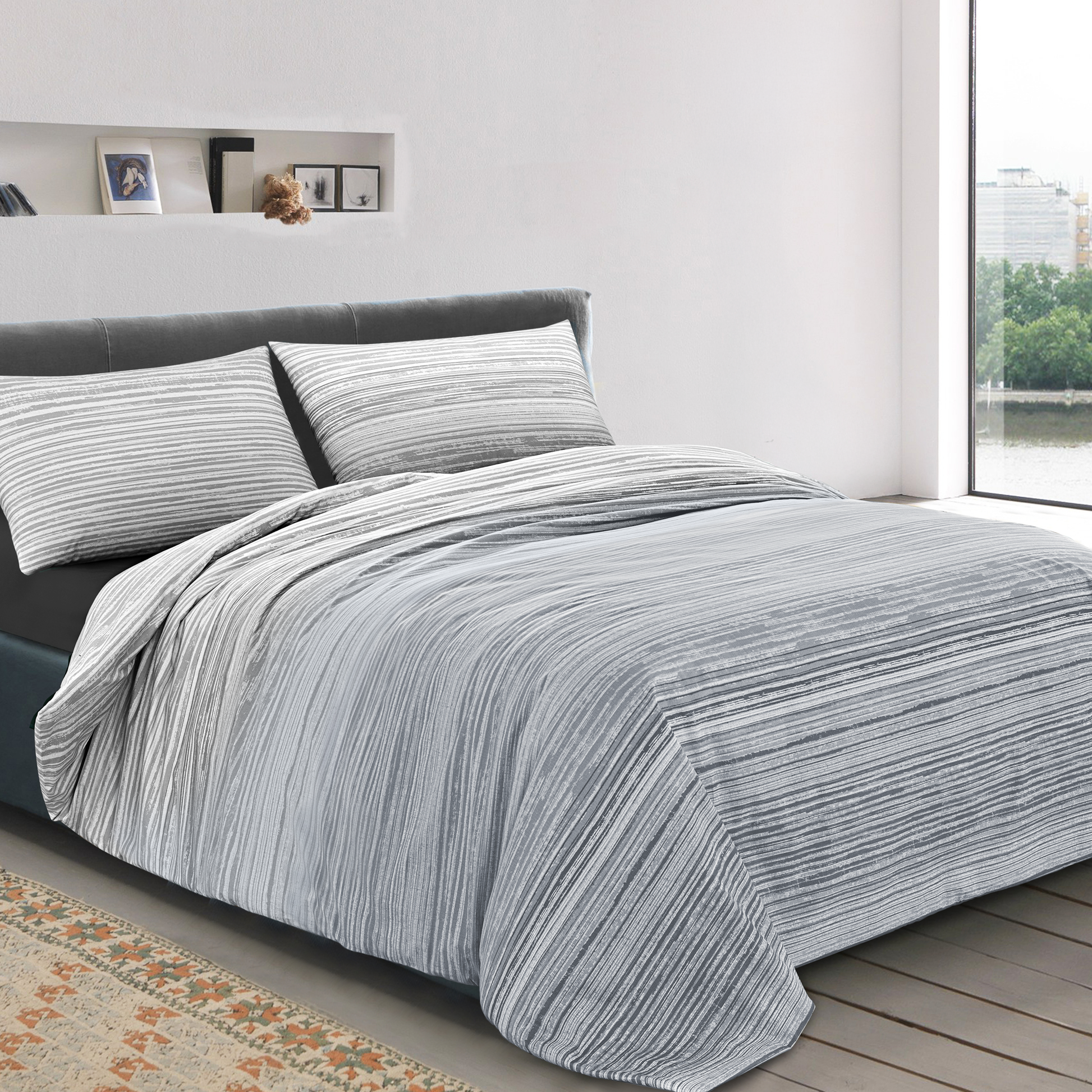 Copripiumino grigio con righe orizzontali su letto