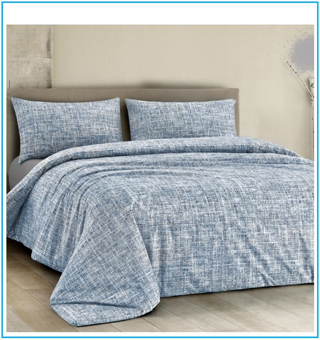 Copripiumino matrimoniale in cotone colore bleu con motivo geometrico, posizionato su un letto elegante