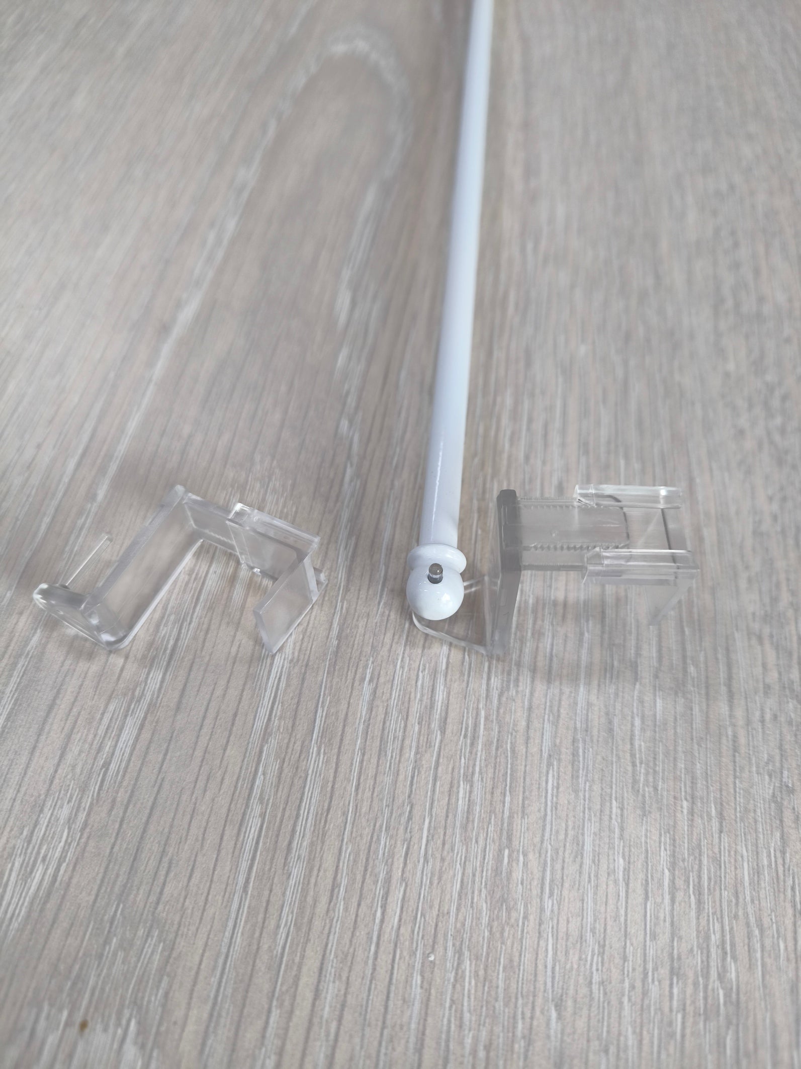 Supporto regolabile con bastoncino installato, pronto per finestra