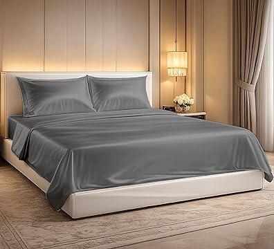Letto matrimoniale con lenzuola in raso di cotone grigio  , completo letto elegante e morbido
