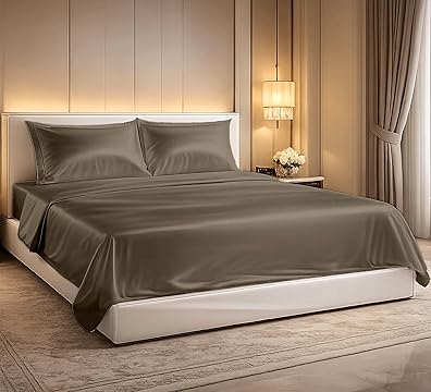 Letto matrimoniale con lenzuola in raso di cotone marrone , completo letto elegante e morbido
