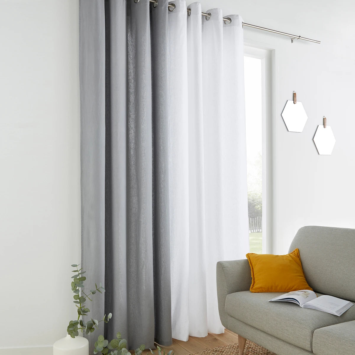 Confronto tende bianca e grigia con occhielli montate sullo stesso bastone