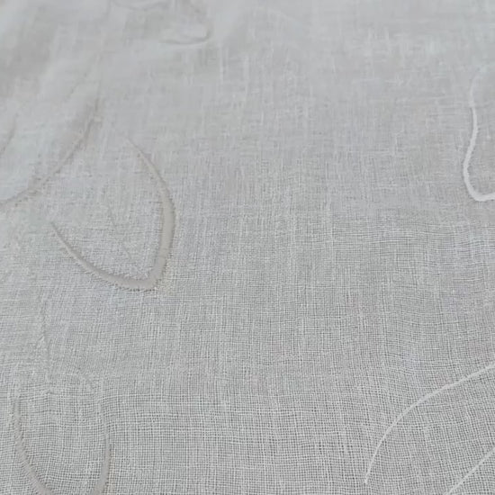 video panoramica del tessuto della tenda bianca naturale con ricamo bianco e beige