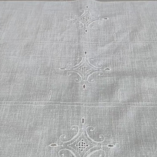 Tenda con ricamo intagliato e occhielli per bastoncino, mostrata in movimento.