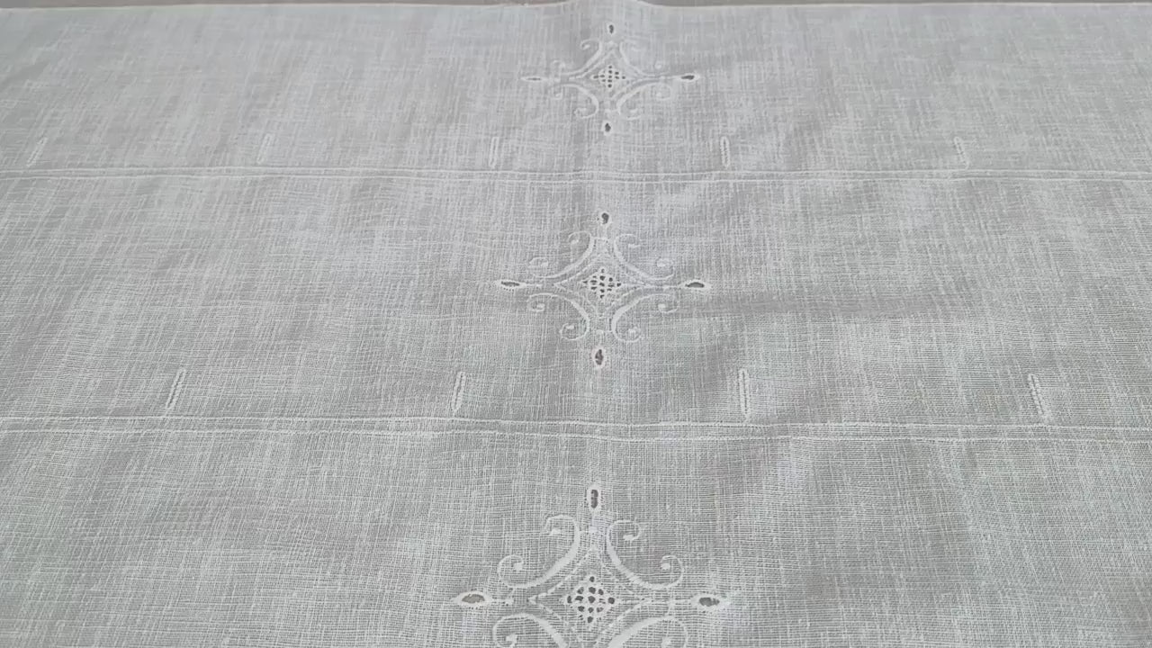 Tenda con ricamo intagliato e occhielli per bastoncino, mostrata in movimento.