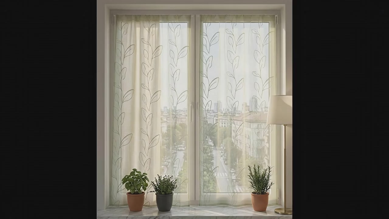 Video dimostrativo tenda effetto lino con ricamo a foglia stilizzata installata su finestra con luce naturale