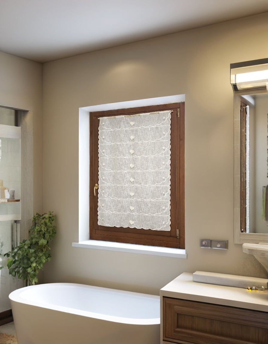 Tenda a vetro bianca con ricamo margherita, appesa a finestra in bagno