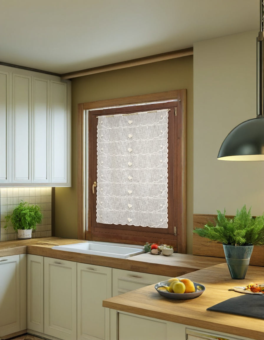 Tenda a vetro ricamata con margherita, appesa a finestra in cucina