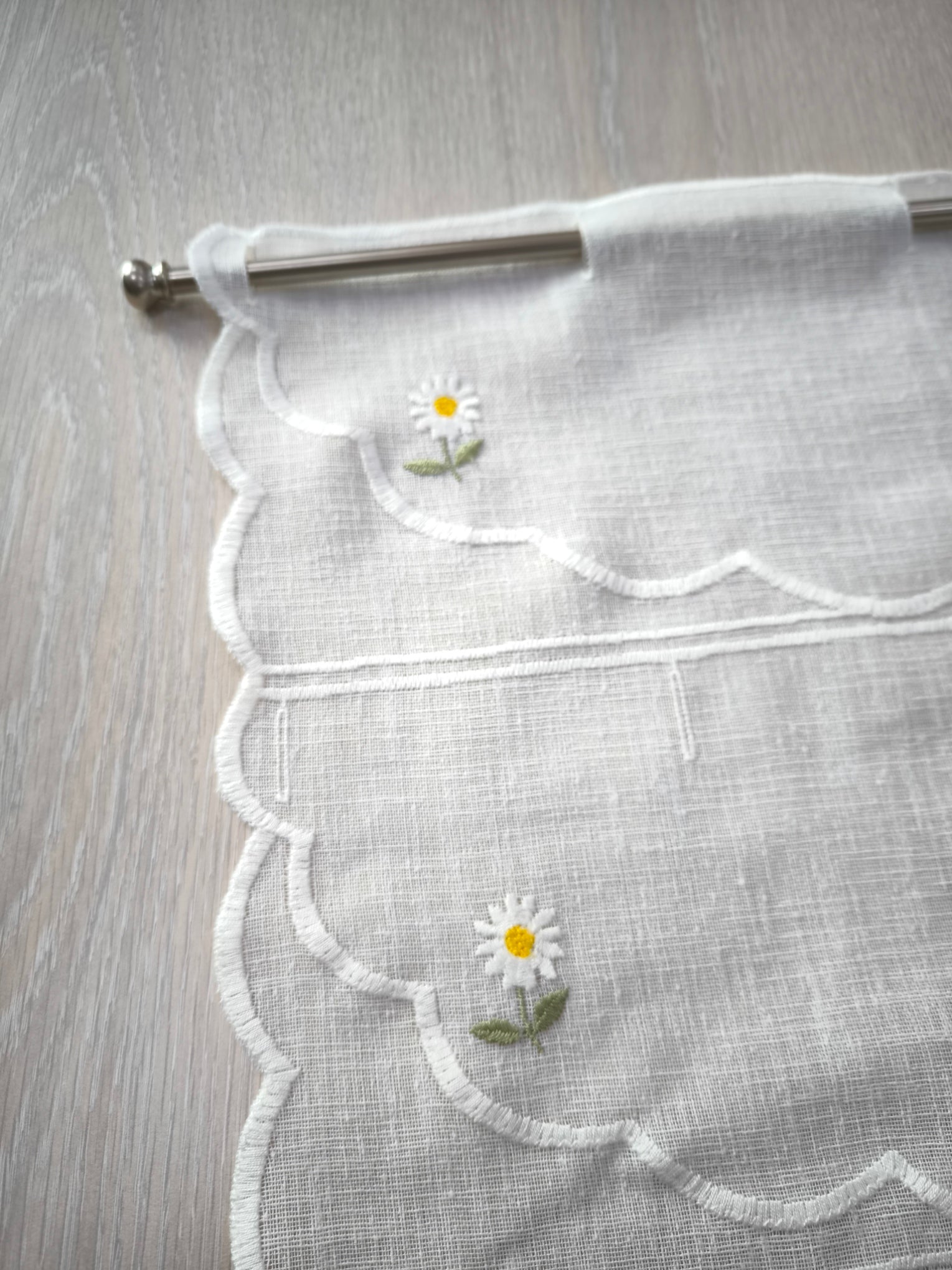 Dettaglio parte superiore tenda a vetro con occhioli per bastoncino