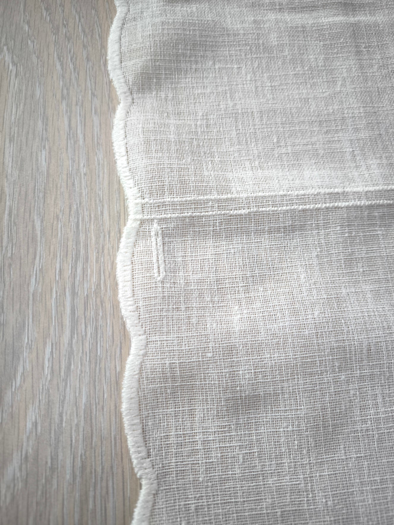 Bordo laterale della tenda a vetro con cappe decorative, finitura elegante e rifinita