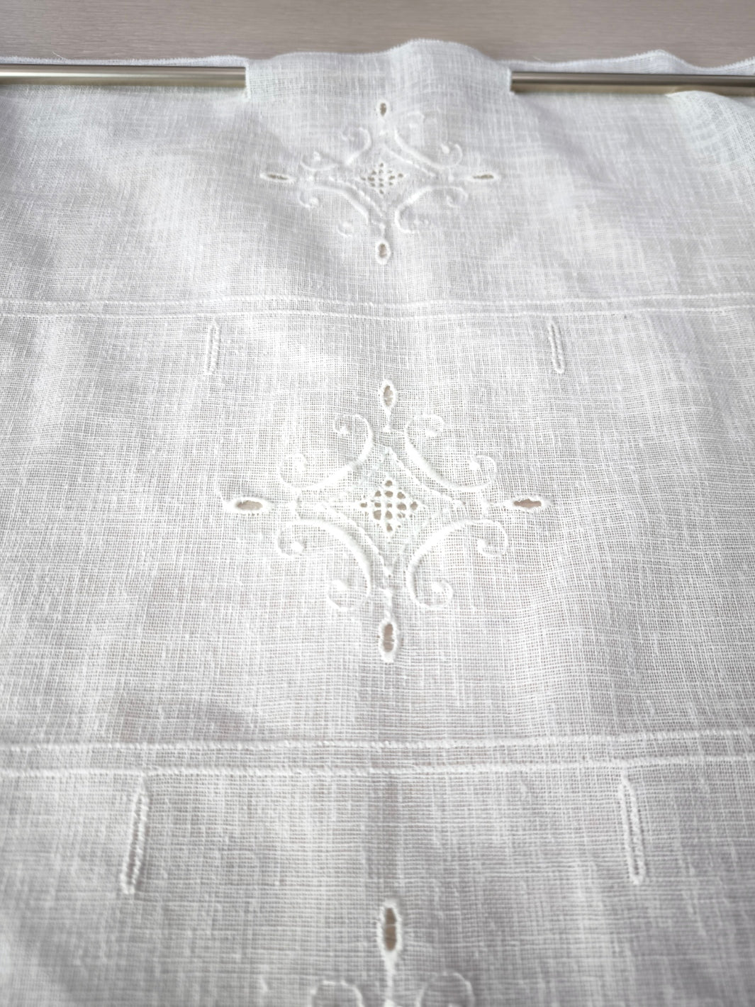 Ricamo continuativo in verticale con intaglio su tenda a vetro, motivo elegante e decorativo