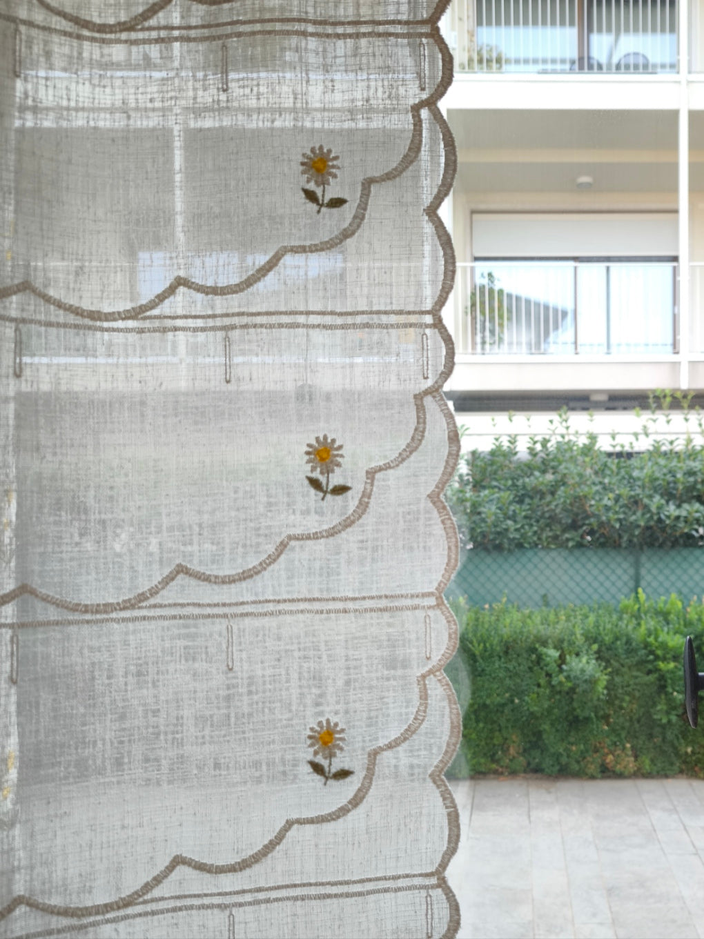 Tenda a vetro bianca ricamata con margherita, tessuto trasparente che lascia filtrare la luce