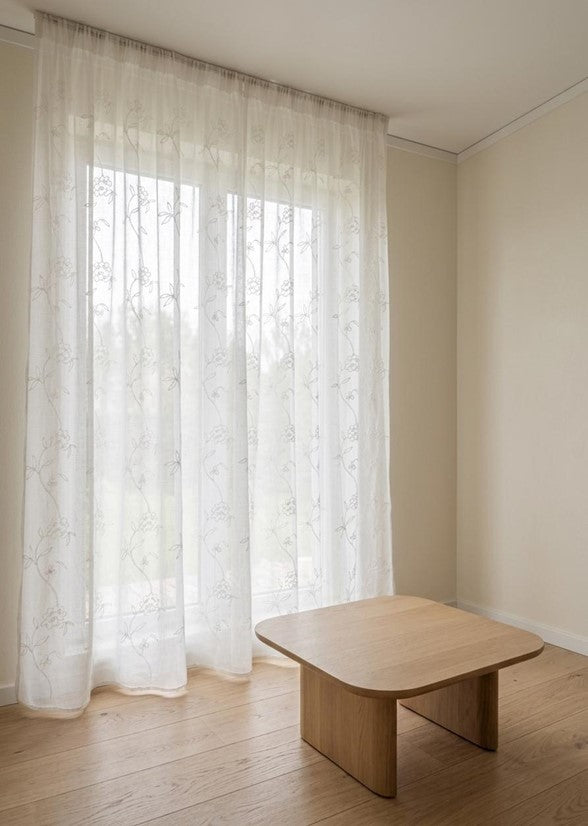 Tenda bianca in tessuto effetto lino con ricamo tono su tono a fiore di sambuco, appesa a binario
