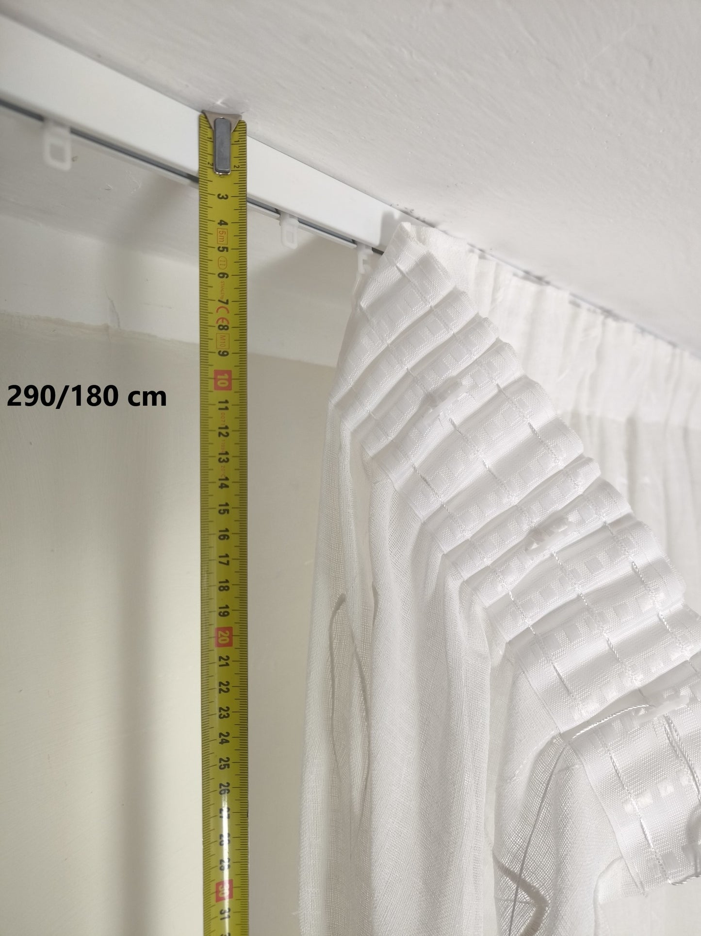 La foto mostra il punto da cui si deve prendere la misura per determinare l’altezza della tenda.