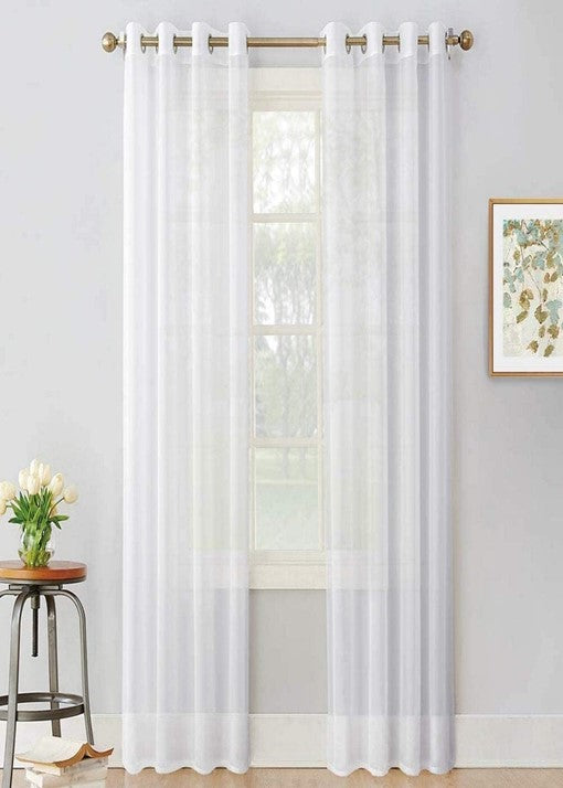 Tenda bianca effetto lino appesa a bastone in un salotto moderno