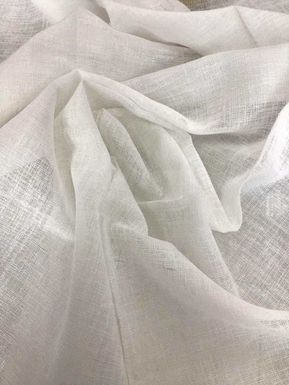 Dettaglio del tessuto bianco effetto lino della tenda, con trama semitrasparente