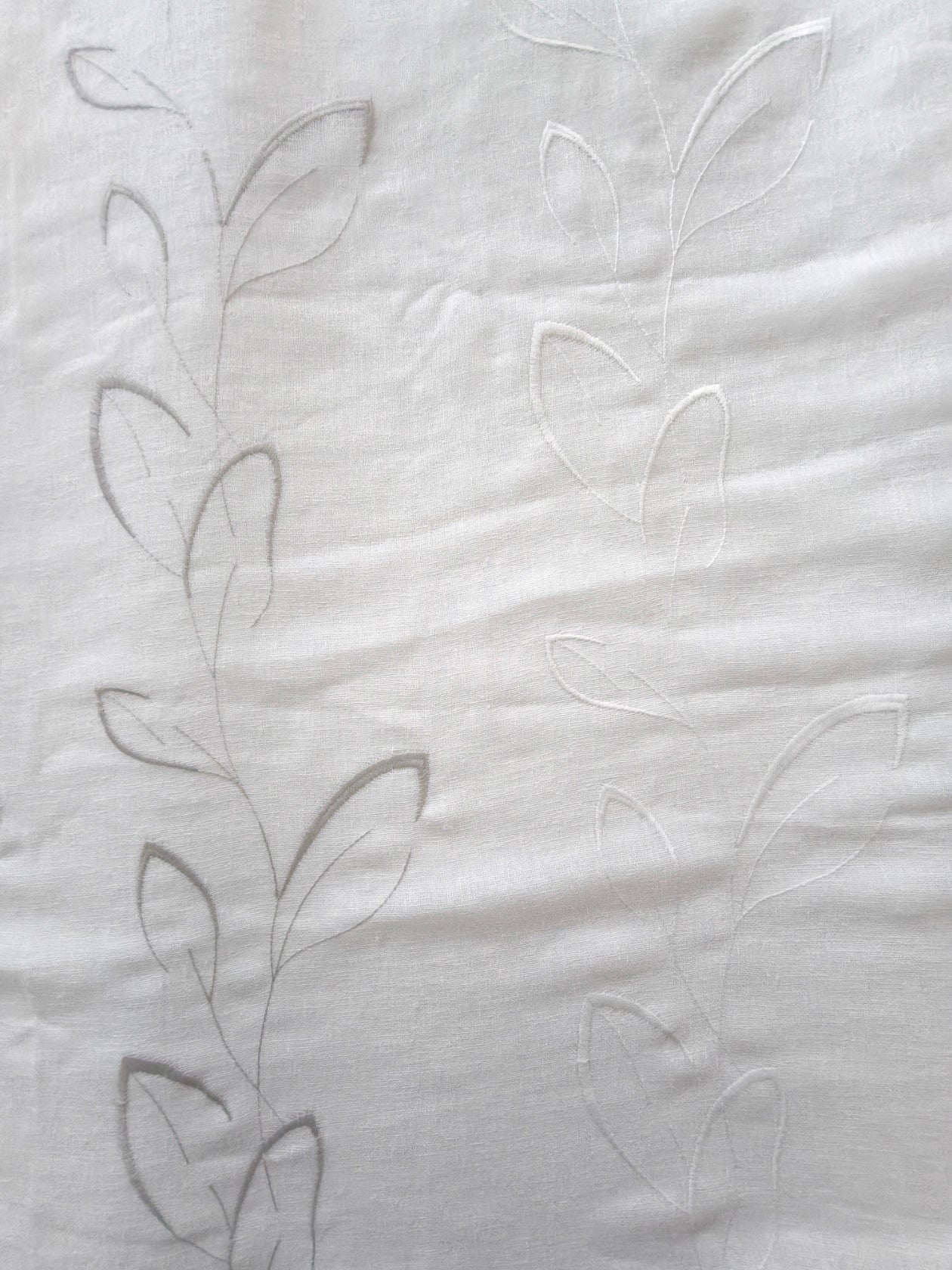 Dettaglio tessuto effetto lino variante grigia con ricamo bianco e grigio per tende da interno eleganti