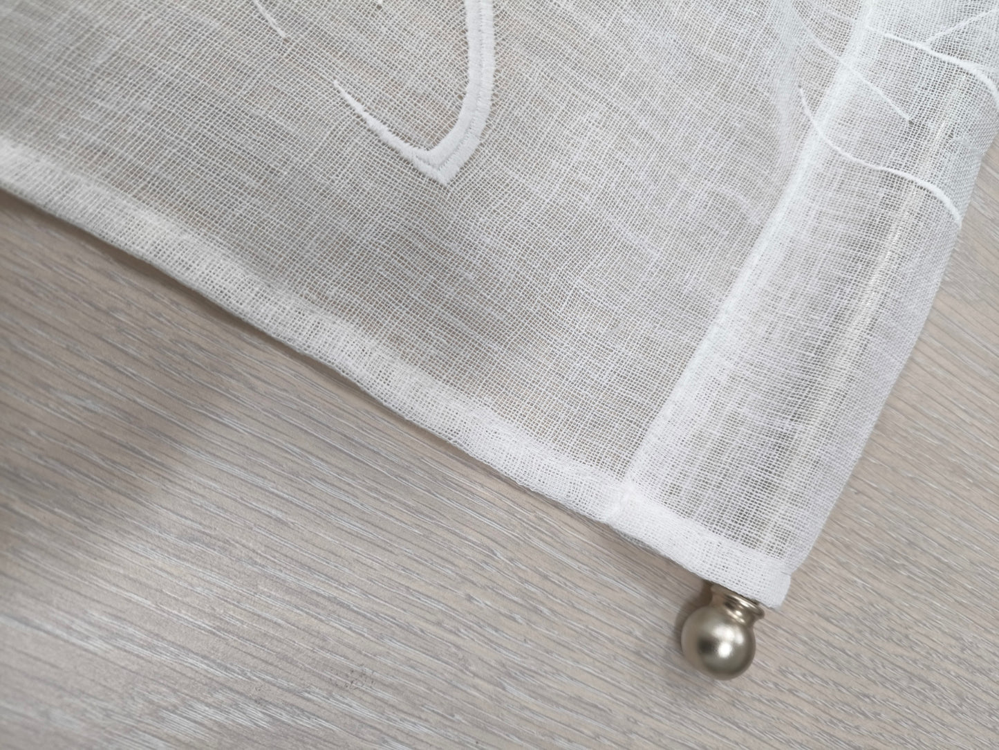 Dettaglio della parte superiore della tenda effetto lino con tasca e bastoncino inserito, sistema di montaggio per tende a vetro