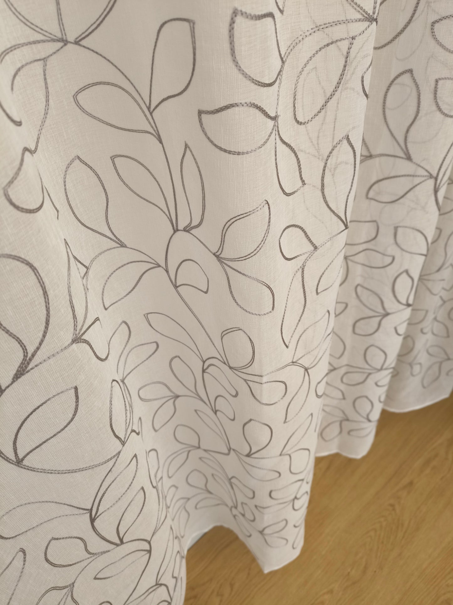 Voilage avec galon fronceur et ruflette - Tissu blanc avec broderie grise, adapté aux rails 140/170 cm, hauteur de 180 à 285 cm – art. Broderie de feuille