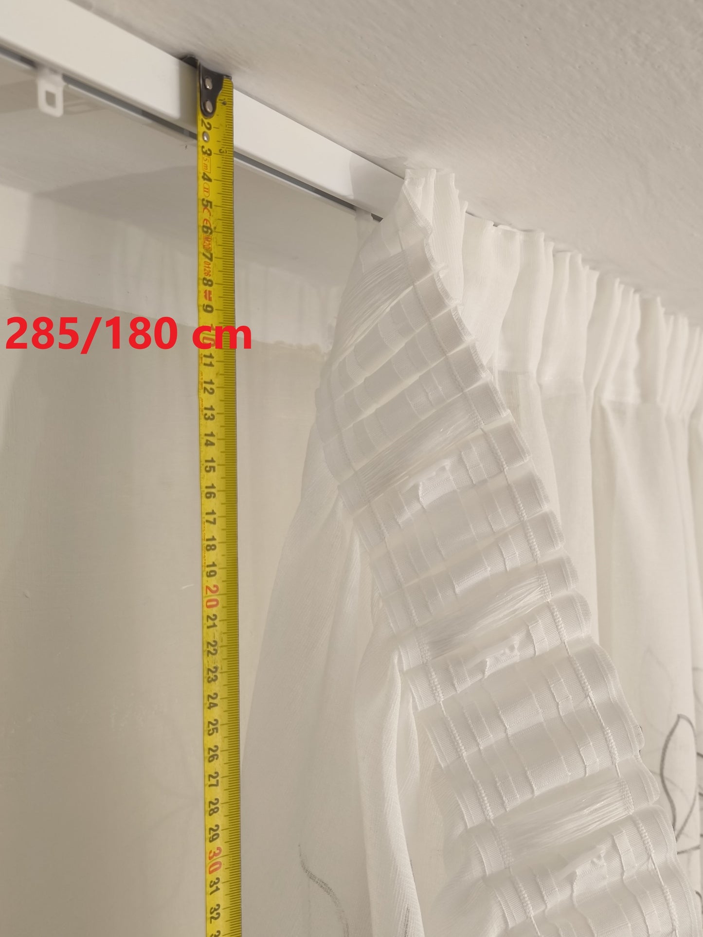 Voilage avec galon fronceur et ruflette - Tissu blanc avec broderie grise, adapté aux rails 140/170 cm, hauteur de 180 à 285 cm – art. Broderie de feuille