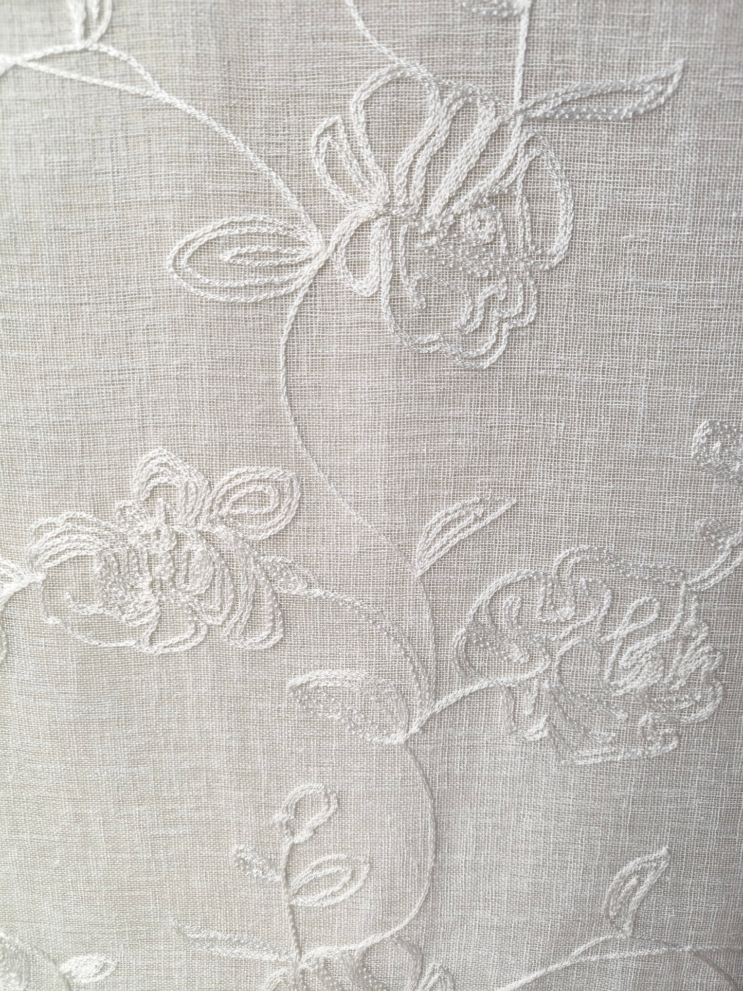 Dettaglio del ricamo del tessuto per tende effetto lino, variante Art. Sara-04