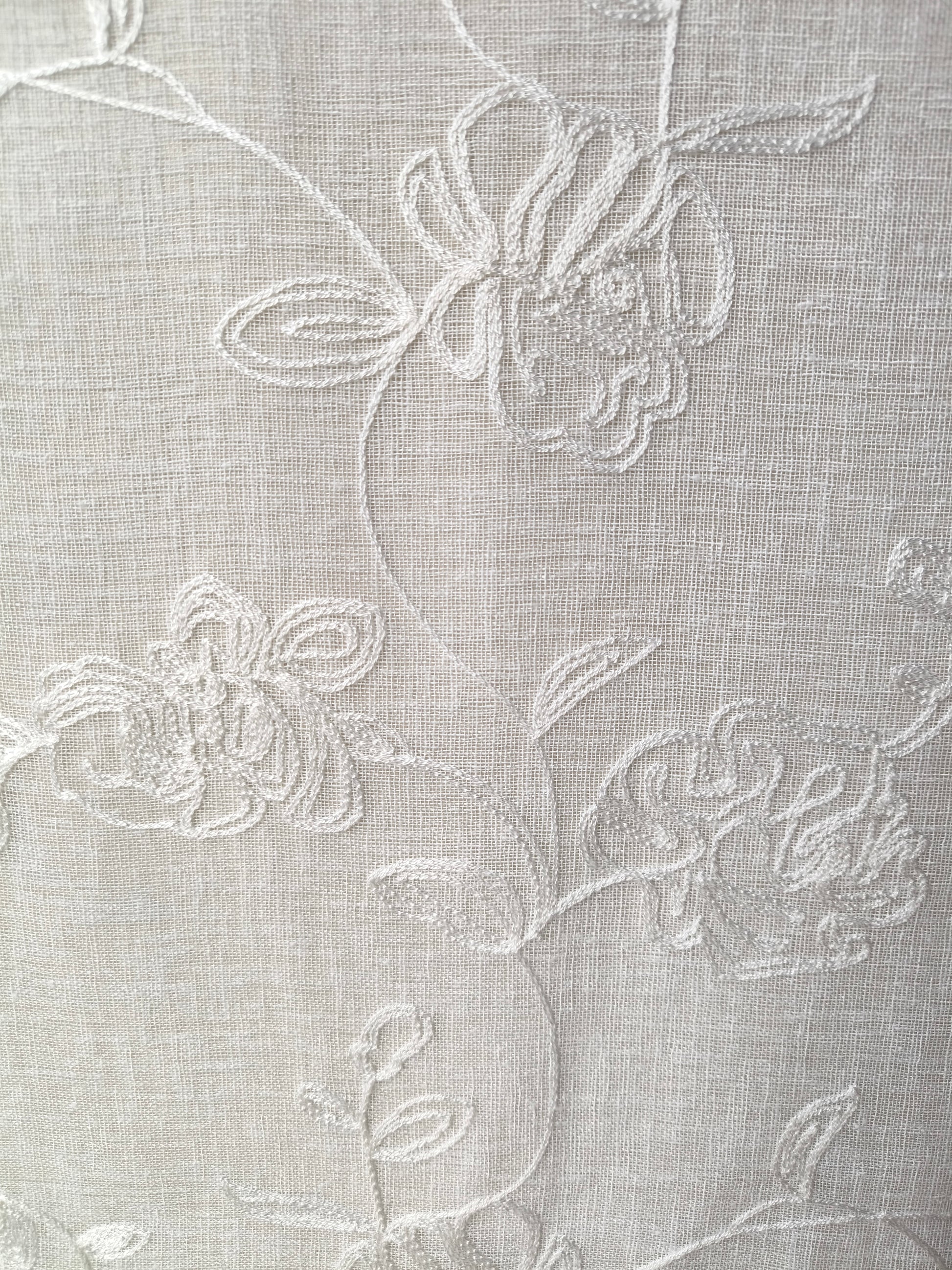 Dettaglio del ricamo del tessuto per tende effetto lino, variante Art. Sara-04