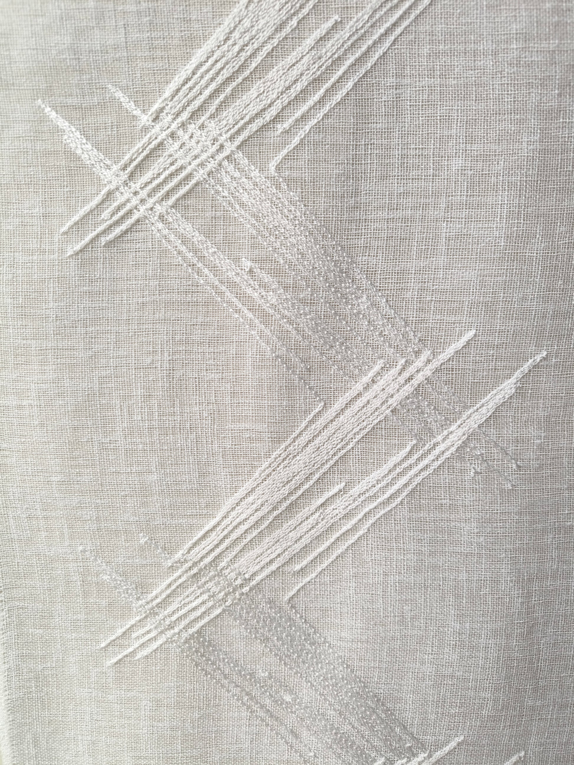 Dettaglio del ricamo del tessuto per tende effetto lino, variante Art. Sara-07