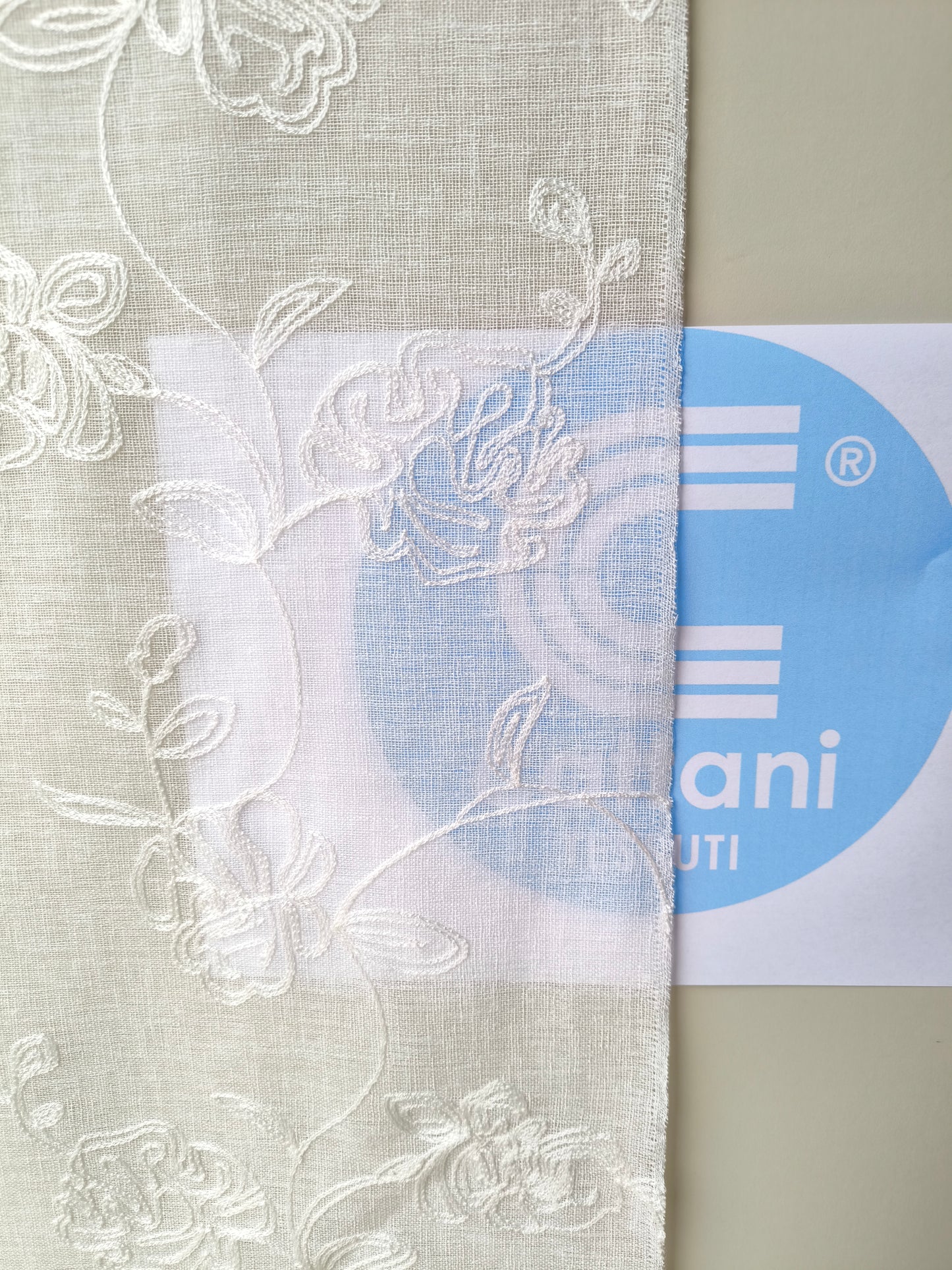 Dettaglio del tessuto per tende effetto lino, variante ricamo Art. Sara-04, semitrasparente