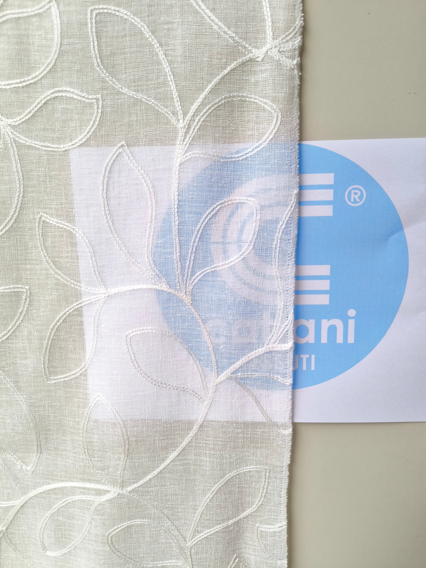 Tessuto per tende effetto lino semitrasparente, dettaglio della trasparenza