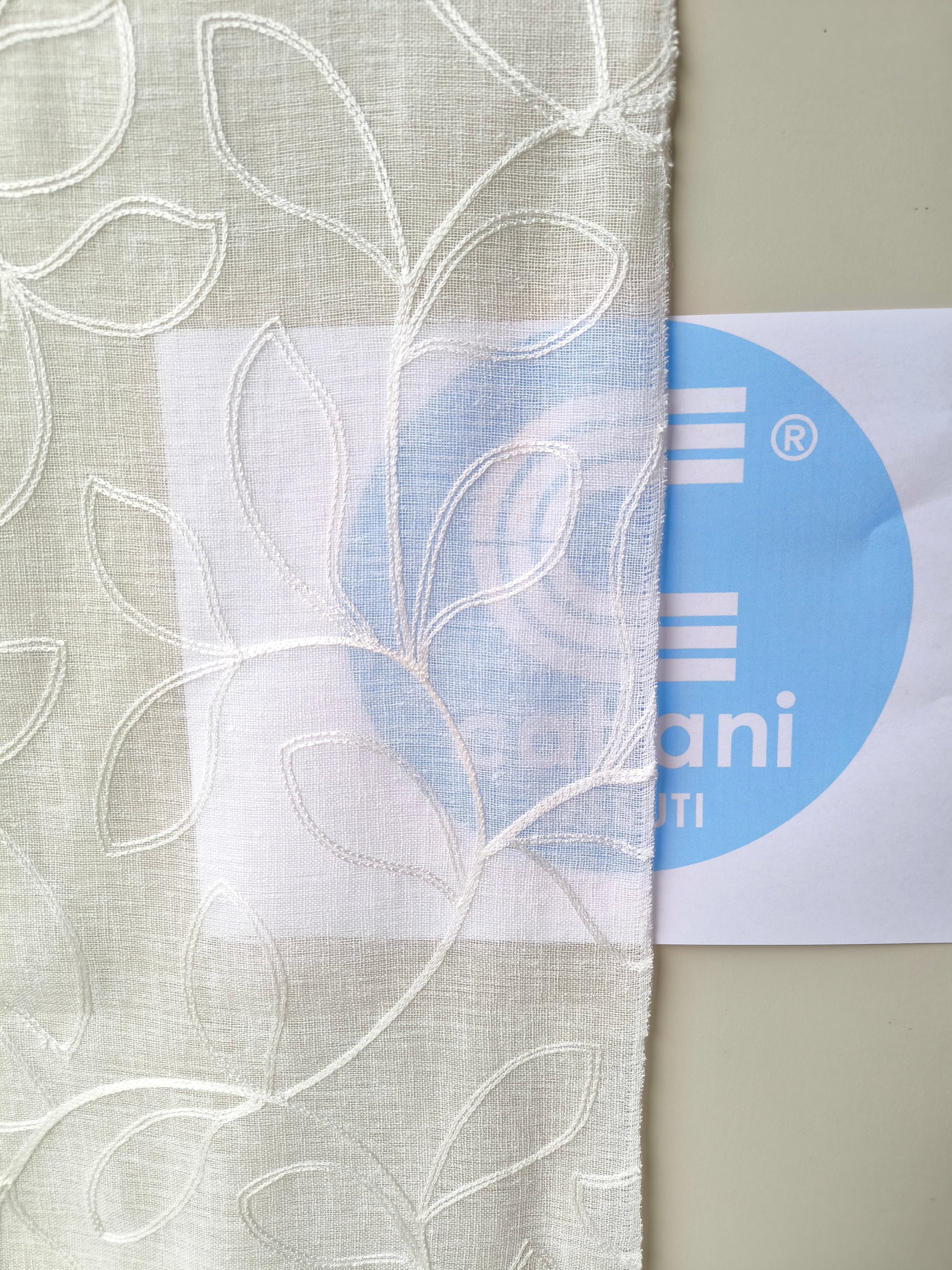 Tessuto per tende effetto lino semitrasparente, dettaglio della trasparenza