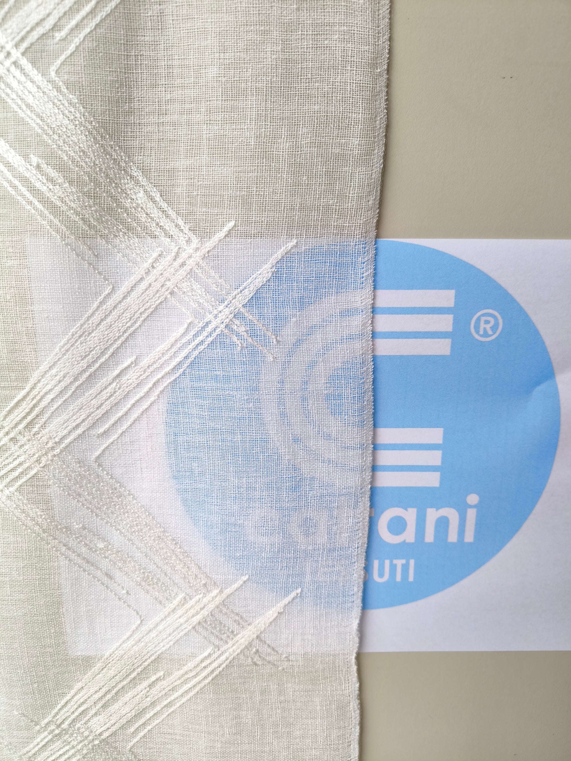 Dettaglio del tessuto per tende effetto lino, variante ricamo Art. Sara-07, semitrasparente